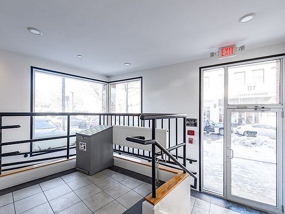 4th image of 10 Roxbury St