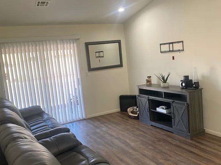 668 Peartree Ln — Photo 6