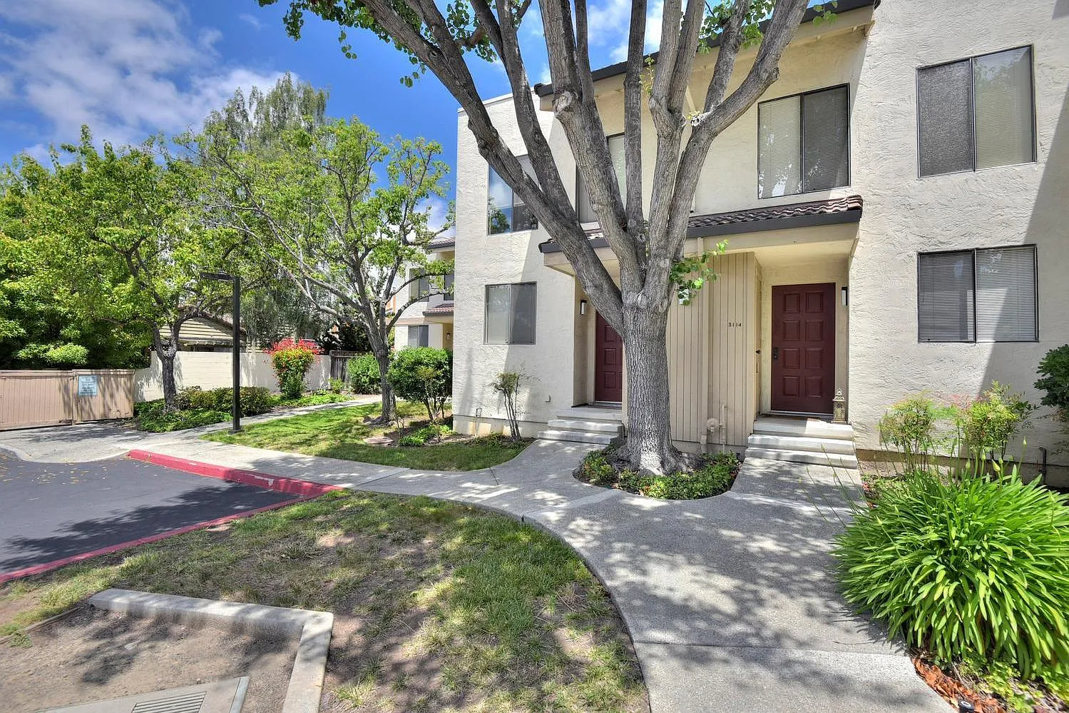 Cambridge Court Townhomes — Photo 2