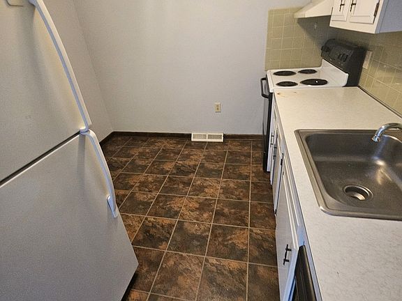 3rd image of 273 Rosemont Ave Floor 1