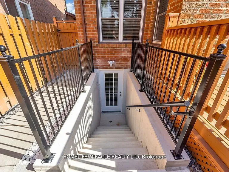 57 Lord Simcoe Dr #BASEMENT — Photo 10