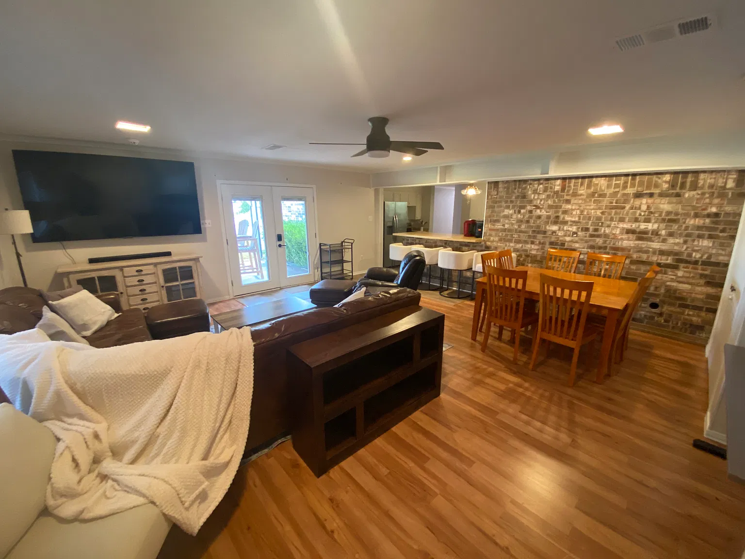 4 bed, 1452 sqft, $5,470 — Photo 1