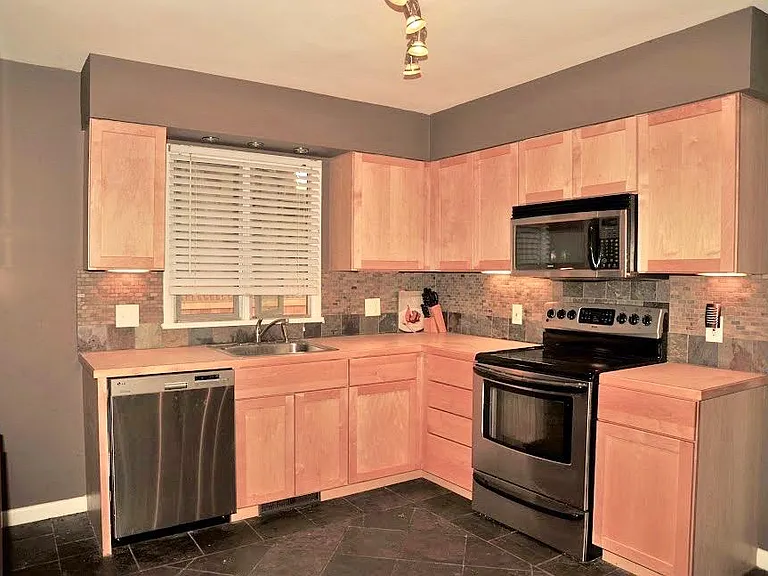 424 S Loomis Ave — Photo 6