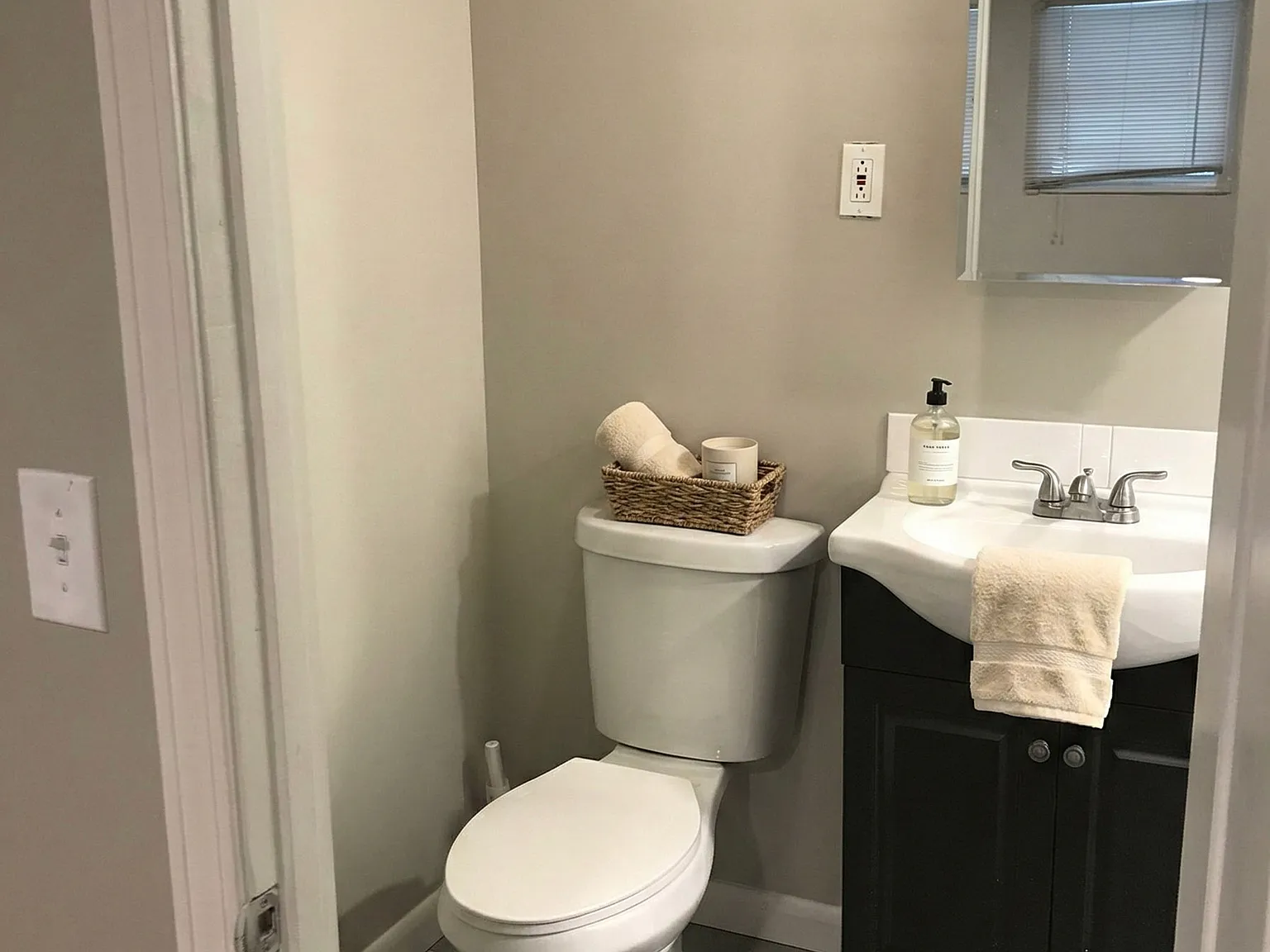 4 bed, 1400 sqft, $5,599 — Photo 3