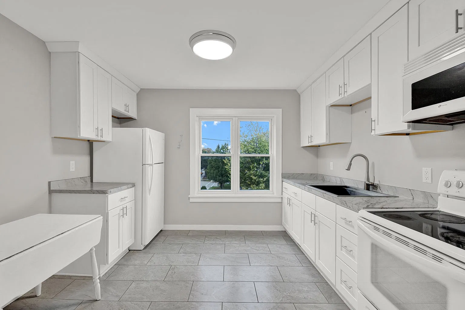 1 bed, 700 sqft, $1,200 — Photo 3