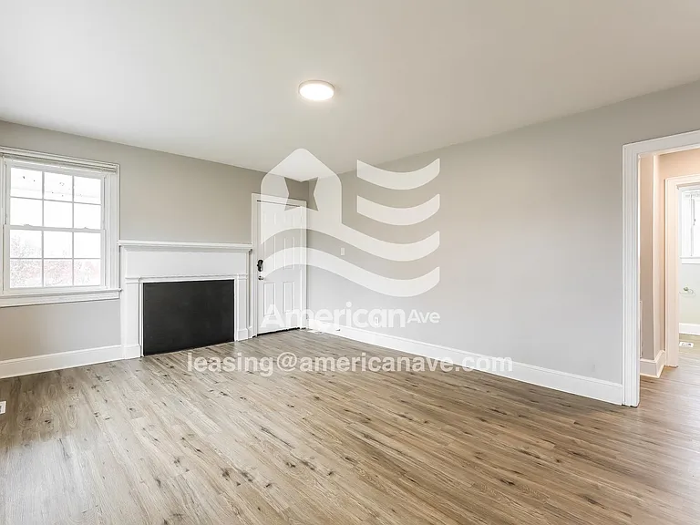 1325015_005_living_room_5.jpg