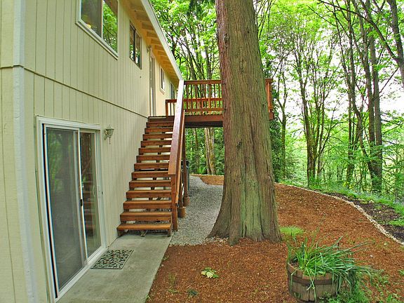 Deck overlooking greenbelt!