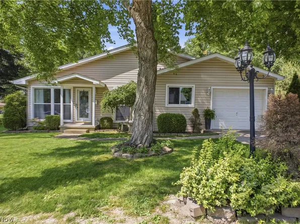 222 Sunset Ct, Columbiana, OH 44408