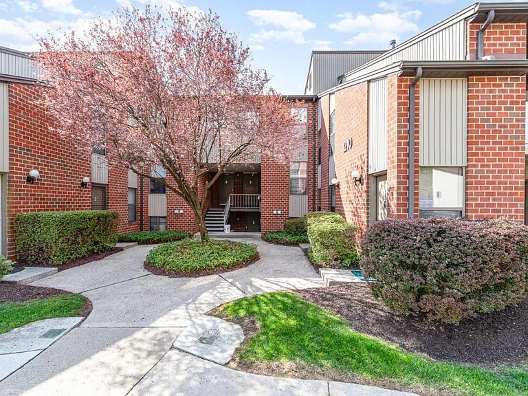 1210 Hampton Hill Ct #H — Photo 1