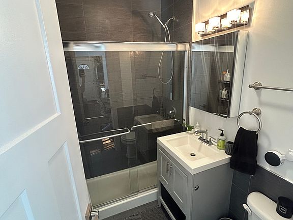 5th image of 639 W Roscoe St #3R