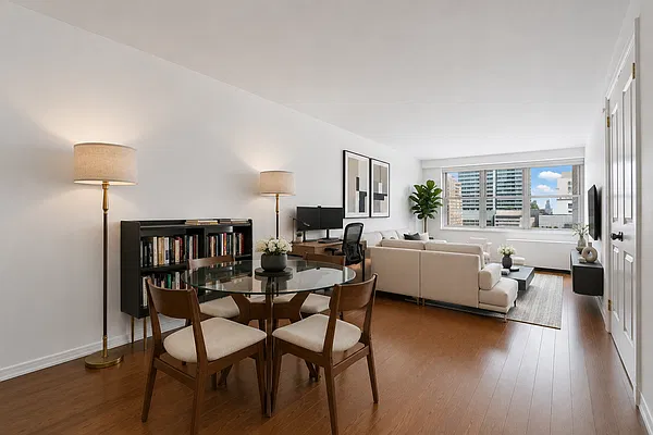 Living room, photo 2