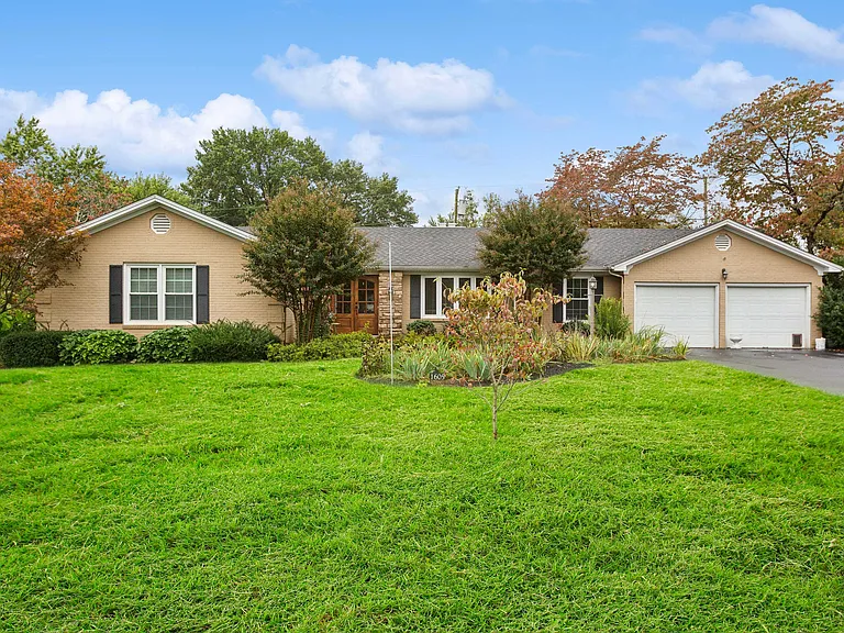 1605 Redwood Way — Photo 3