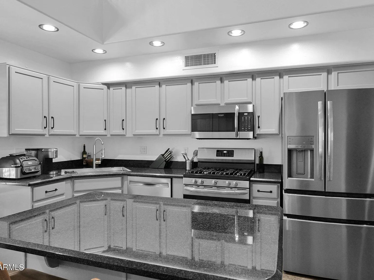 3 bed, 3.0 bath, 1801 sqft, $3,300 — Photo 3