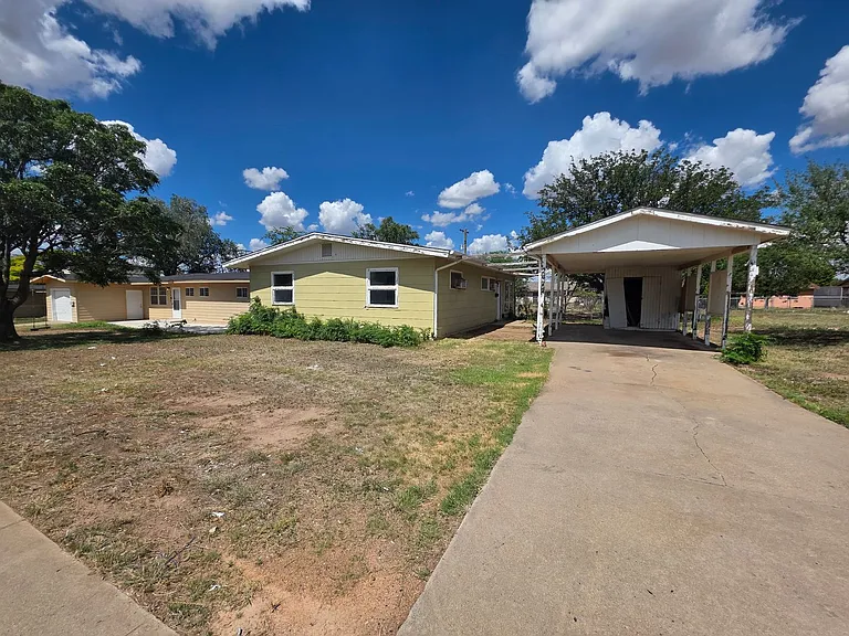 2422 Redwood St — Photo 2