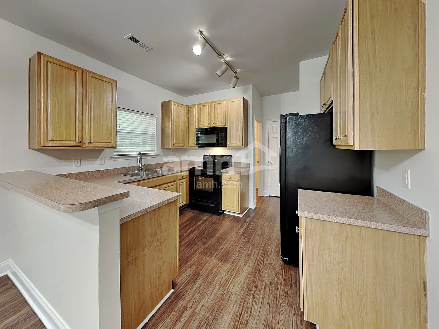 4 bed, 2.5 bath, 1806 sqft, $2,265 — Photo 3