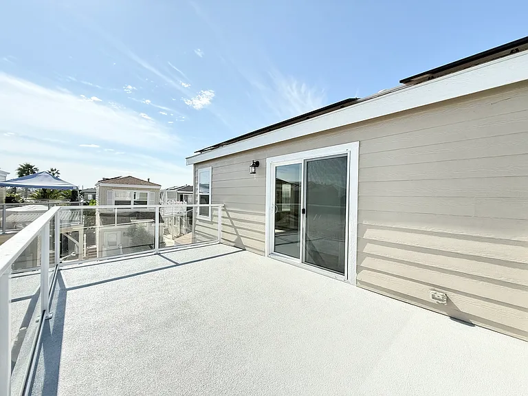 Large Upper Sun Deck on a 2-Bedroom Cottage