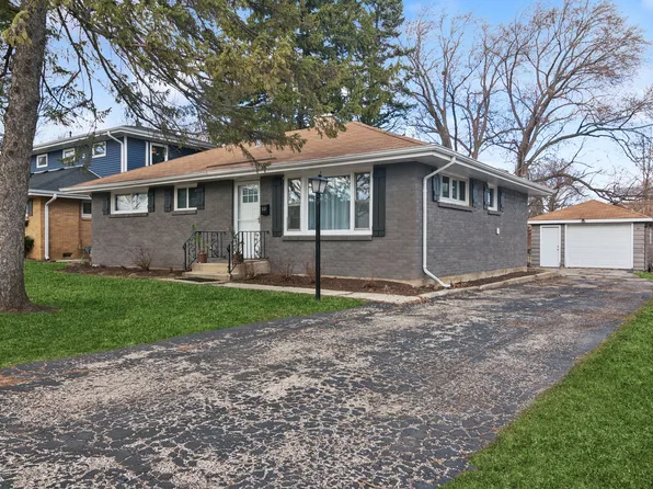 312 Meadow Ln, Lake Zurich, IL 60047