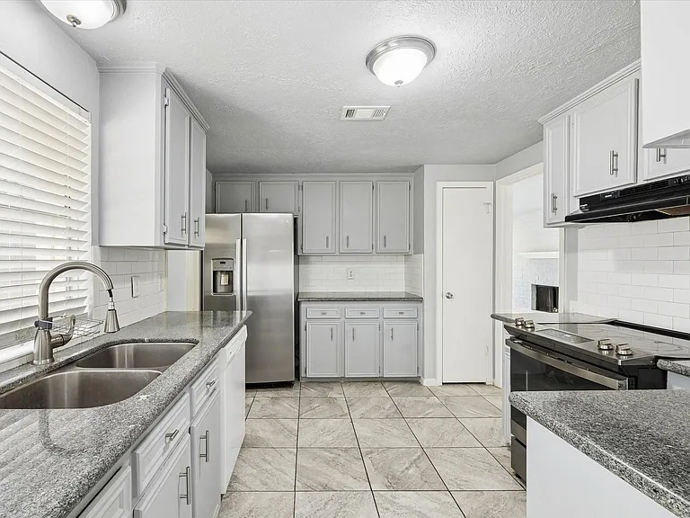 2110 Gray Falls Dr — Photo 13