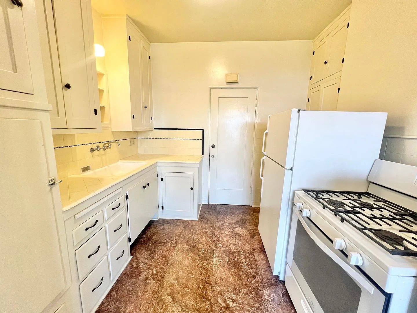 Charming Vintage 1BD/1BA Upstairs Corner Unit Near 7th Street | On-Site Laundry — Photo 4
