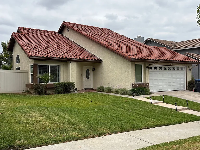 935 Ridgewood Dr — Photo 2