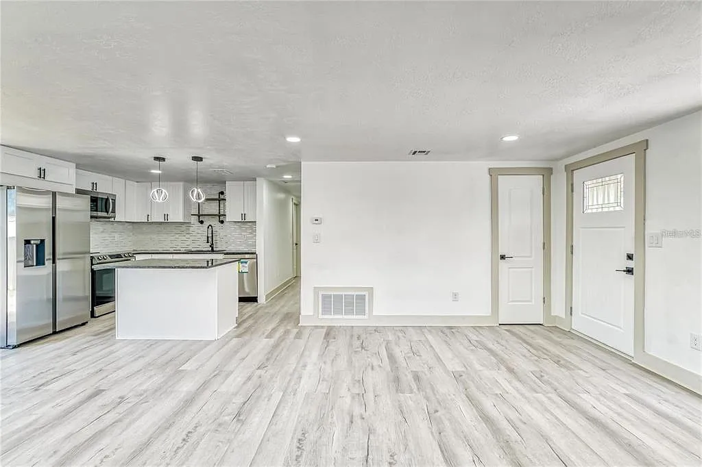 3 bed, 2.0 bath, 1150 sqft, $2,000 — Photo 3