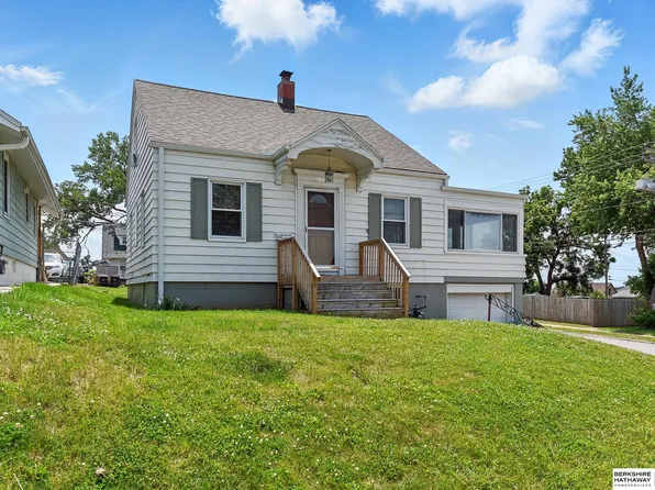 3945 R St, Omaha, NE 68107