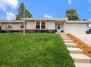 1419 Summit Ct, Mukwonago, WI 53149