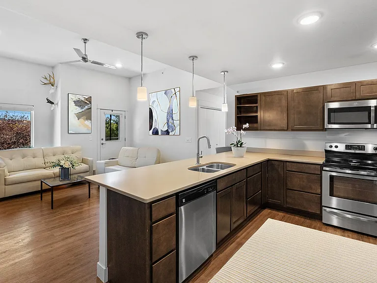 Creekside Apartments — Photo 37