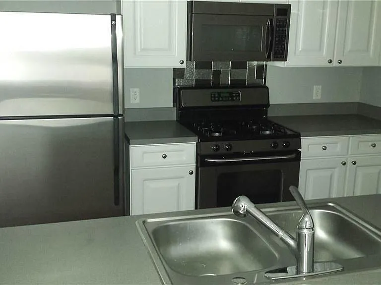 2088 Arcadia Dr — Photo 4