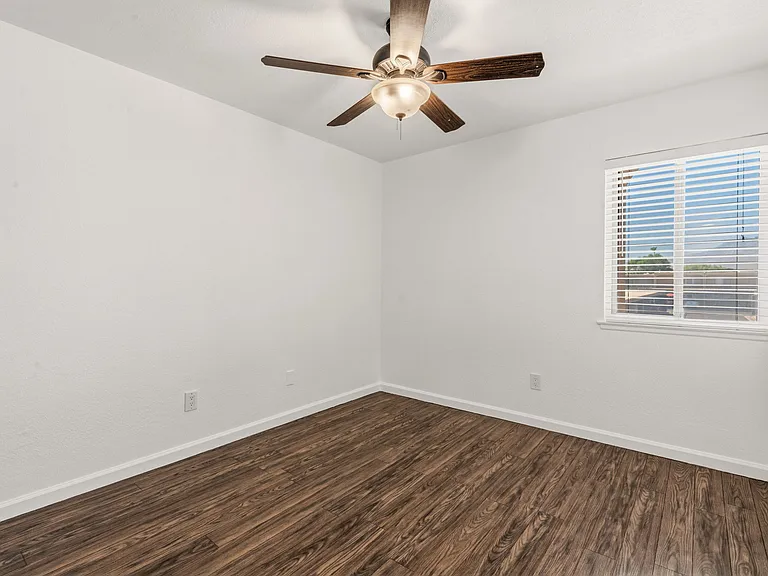 2298 N Indian Canyon Dr #E — Photo 34