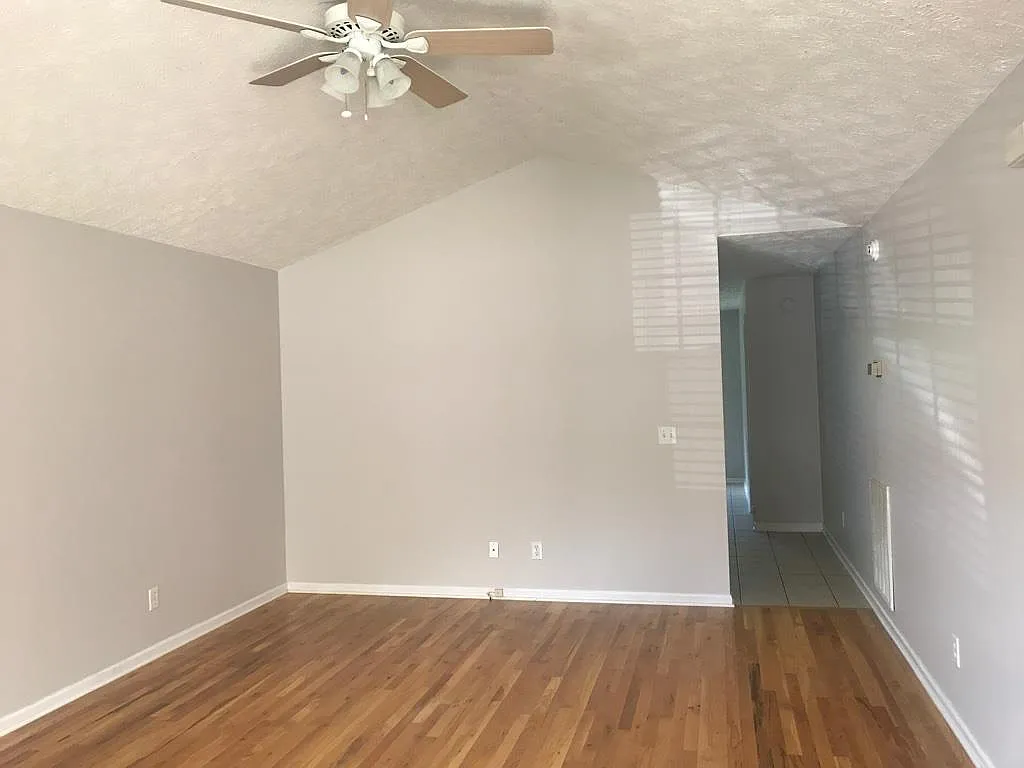 3 bed, 1315 sqft, $1,995 — Photo 4