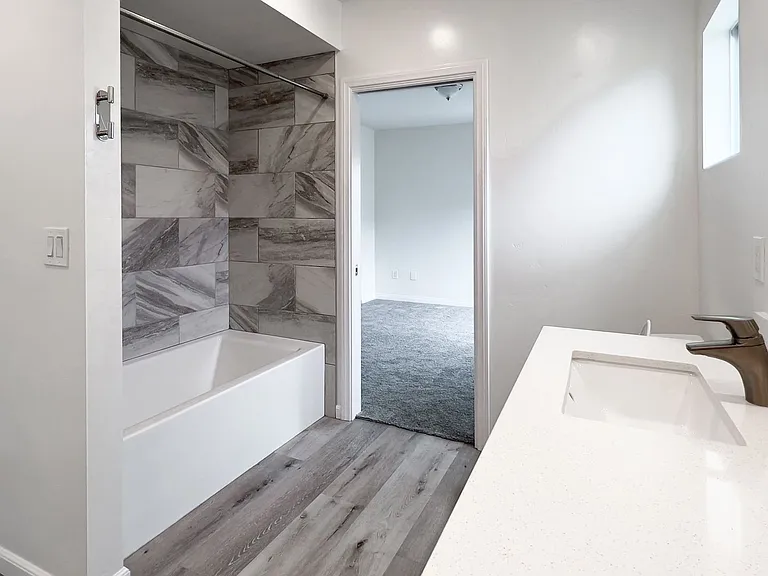Gorgeous Townhome w/ Rooftop Deck and Ocean Views Near USD — Photo 9