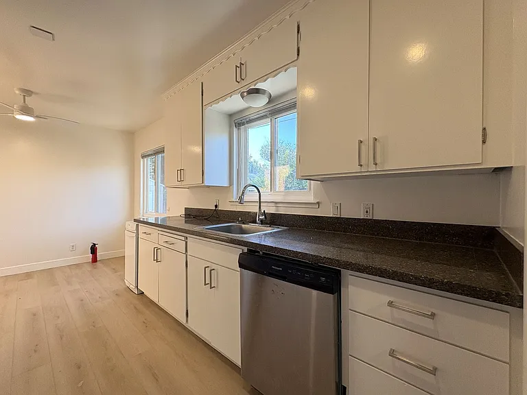 Charming 2 Bedroom, 2 Bathroom Home in Redwood City — Photo 14