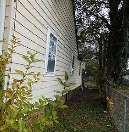5th image of 713 Ford St