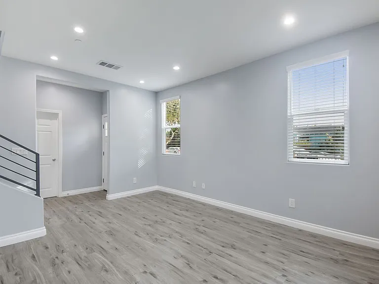 513 S Oak St — Photo 9