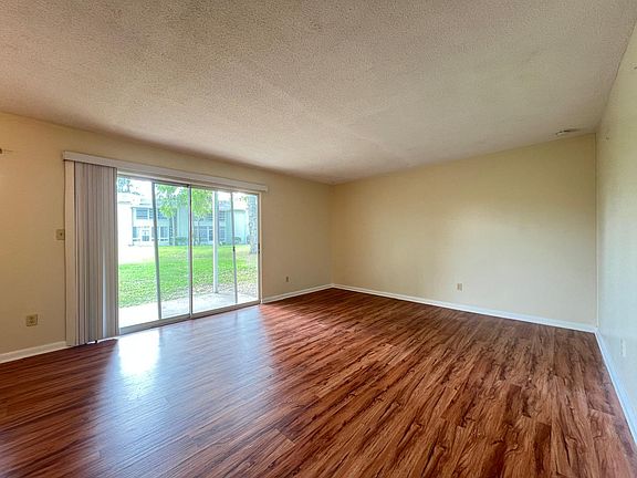 4th image of 610 Fairways Cir #A