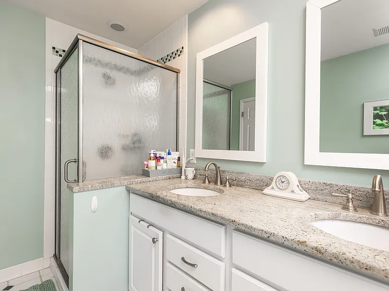 703 W Oakmeade Dr — Photo 18