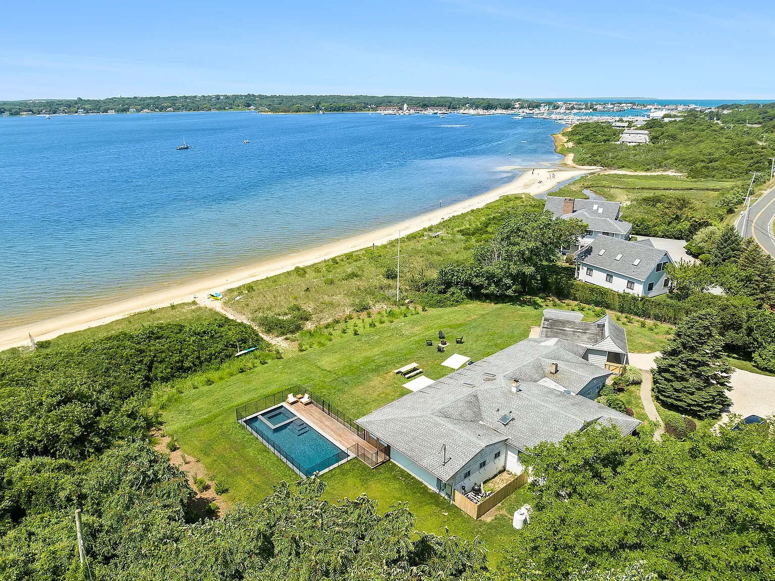 Waterfront With Pool And Sandy Beach — Photo 4