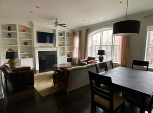 2138 W Roscoe St, Chicago, IL 60618