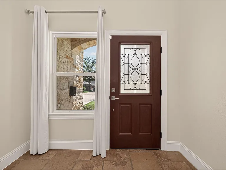 2211 Silverbonnet St — Photo 5