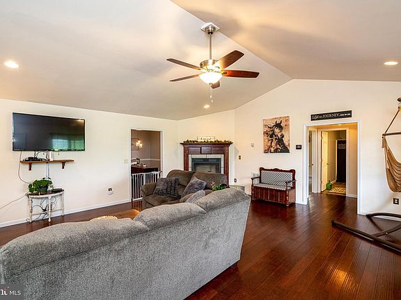 5th image of 23776 Blueberry Ln