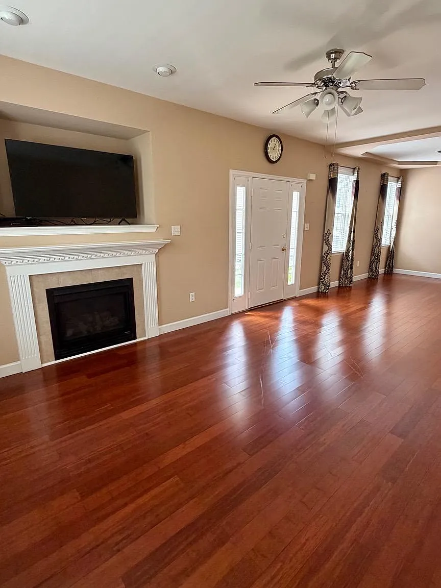 3 bed, 2.5 bath, 2528 sqft, $2,500 — Photo 2