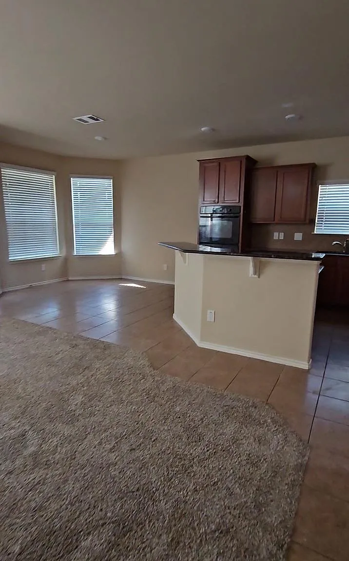 5 bed, 3263 sqft, $2,650 — Photo 3