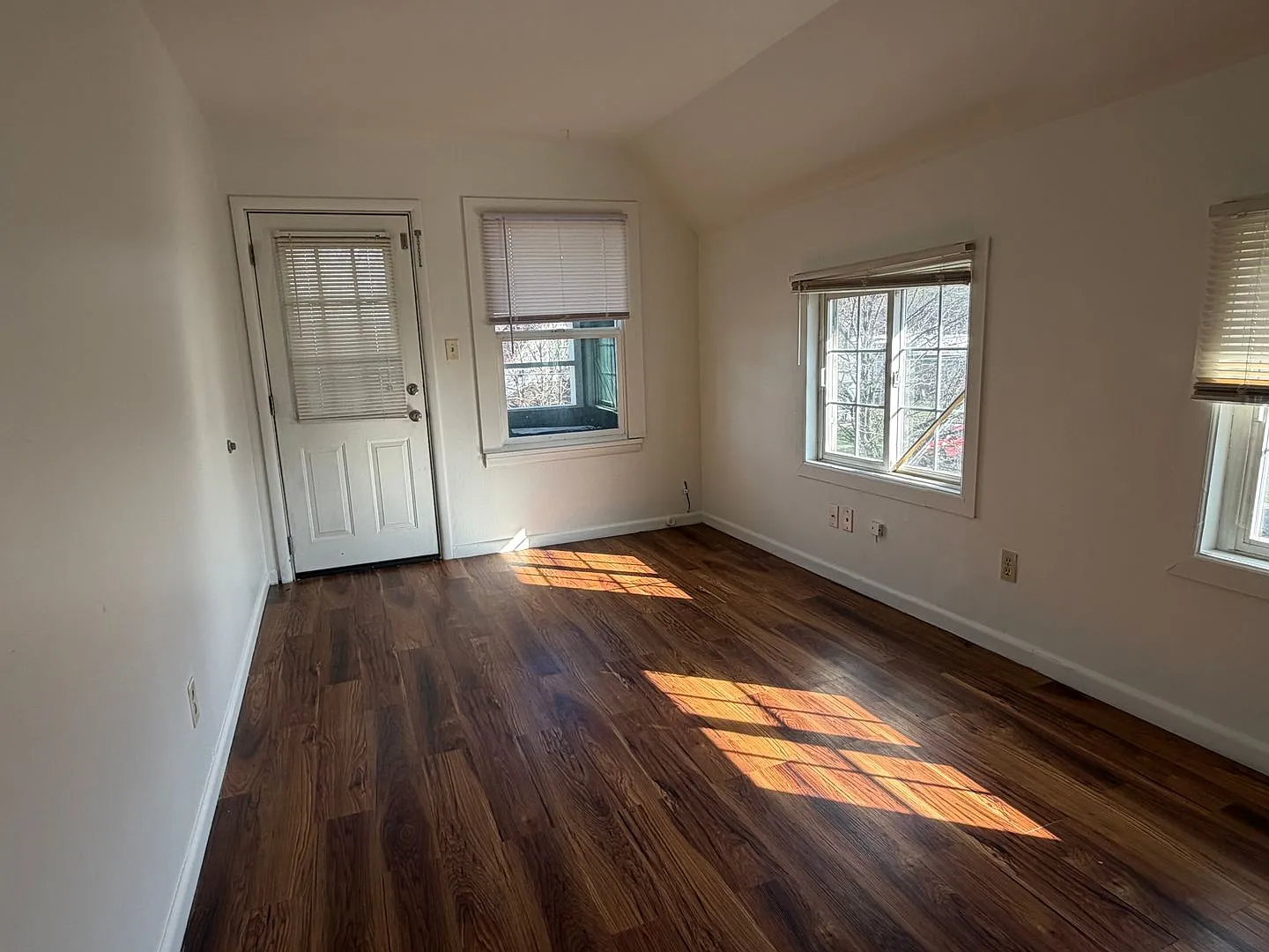 107 SE 9th St — Photo 2
