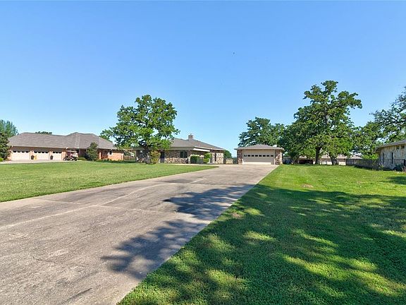 3rd image of 304 Kiowa Dr W