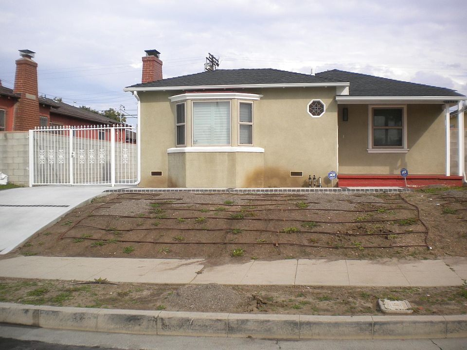 tSreet Viev - Landscaping being installedSt