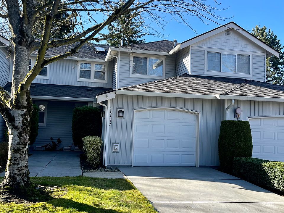 Beautiful townhouse located on a quiet street end in a gated community