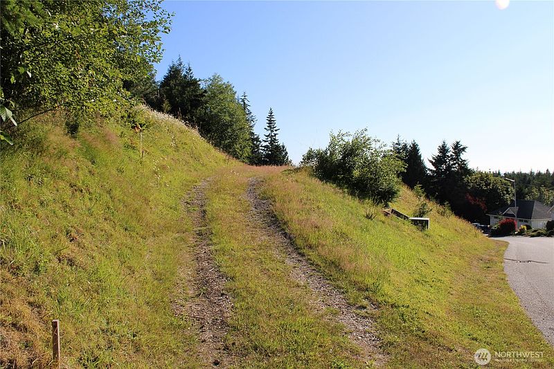 3rd image of 1076 Malvern Hills Drive