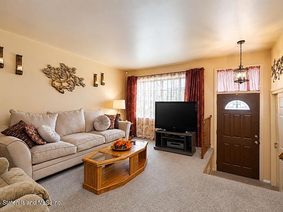 4th image of 251 Wellbrook Ave