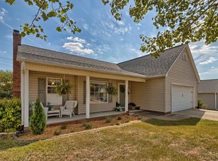 609 Riverside Chase Cir, Greer, SC 29650